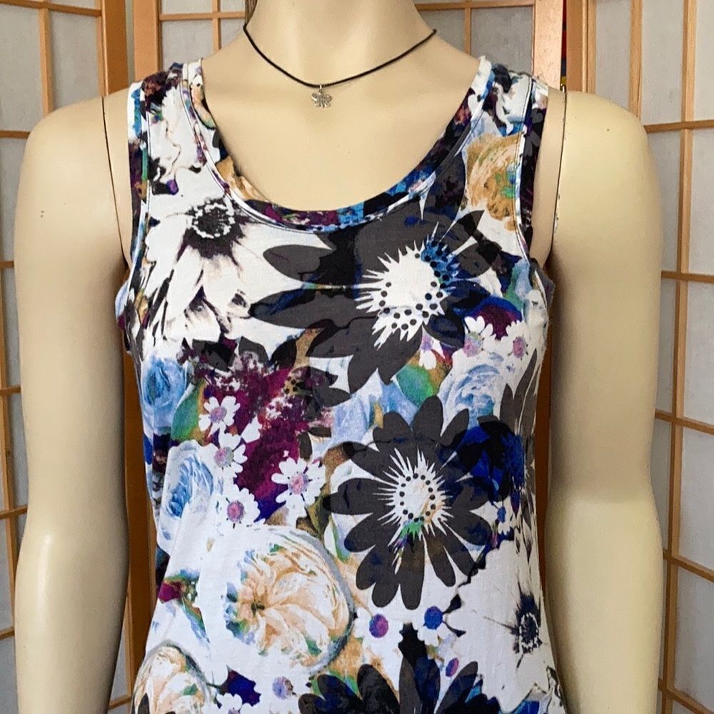 3/$20 Simply Vera Vera Wang Flowy Tank Top - Picture 3 of 8